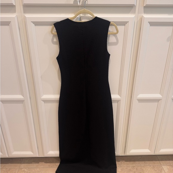 Elegant Black Sleeveless Dress - Picture 4 of 6